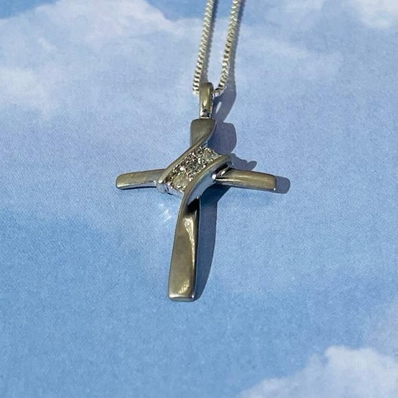 Unusual Sterling Crucifix with Sterling Box Chain - Picture 5 of 8